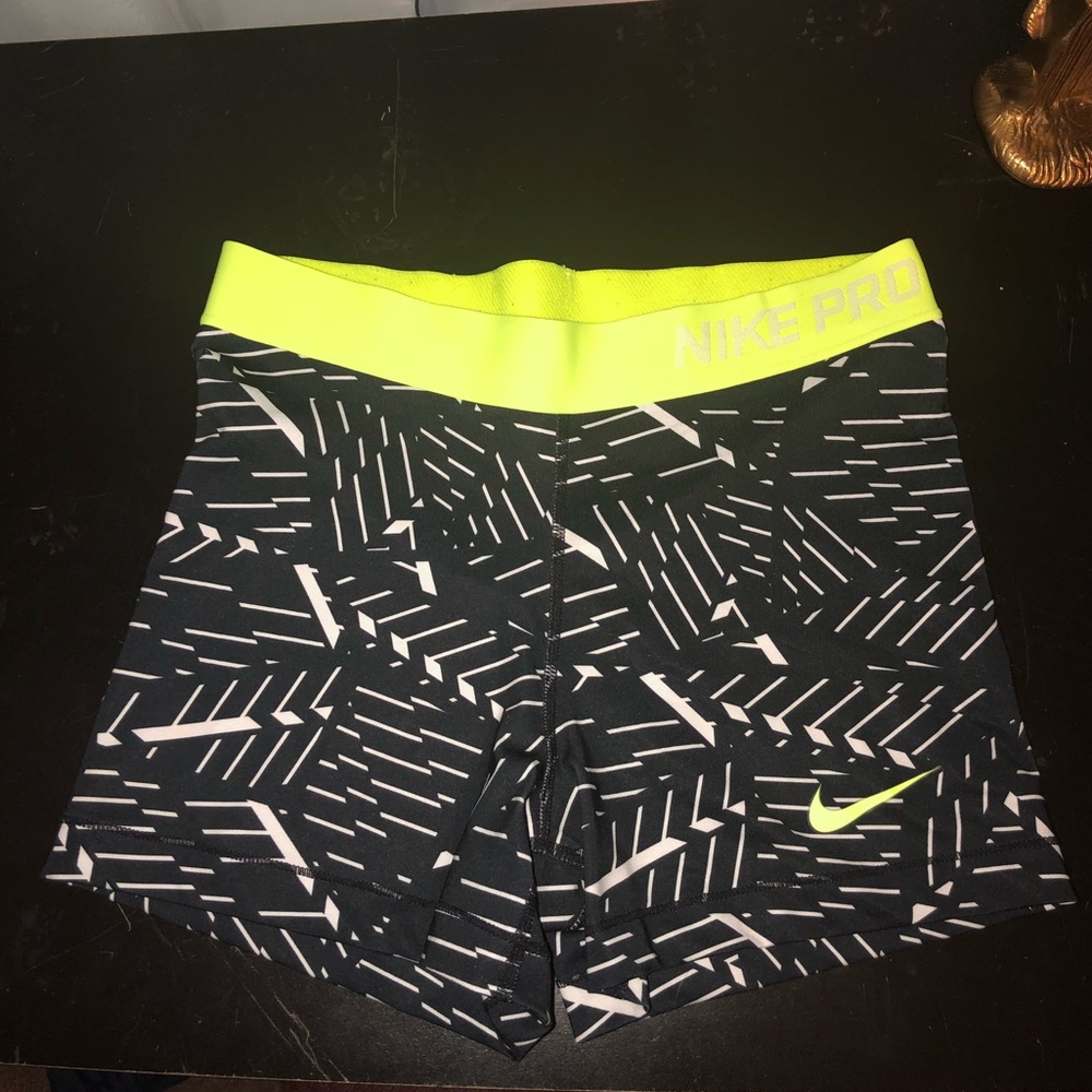 Medium Nike Pros